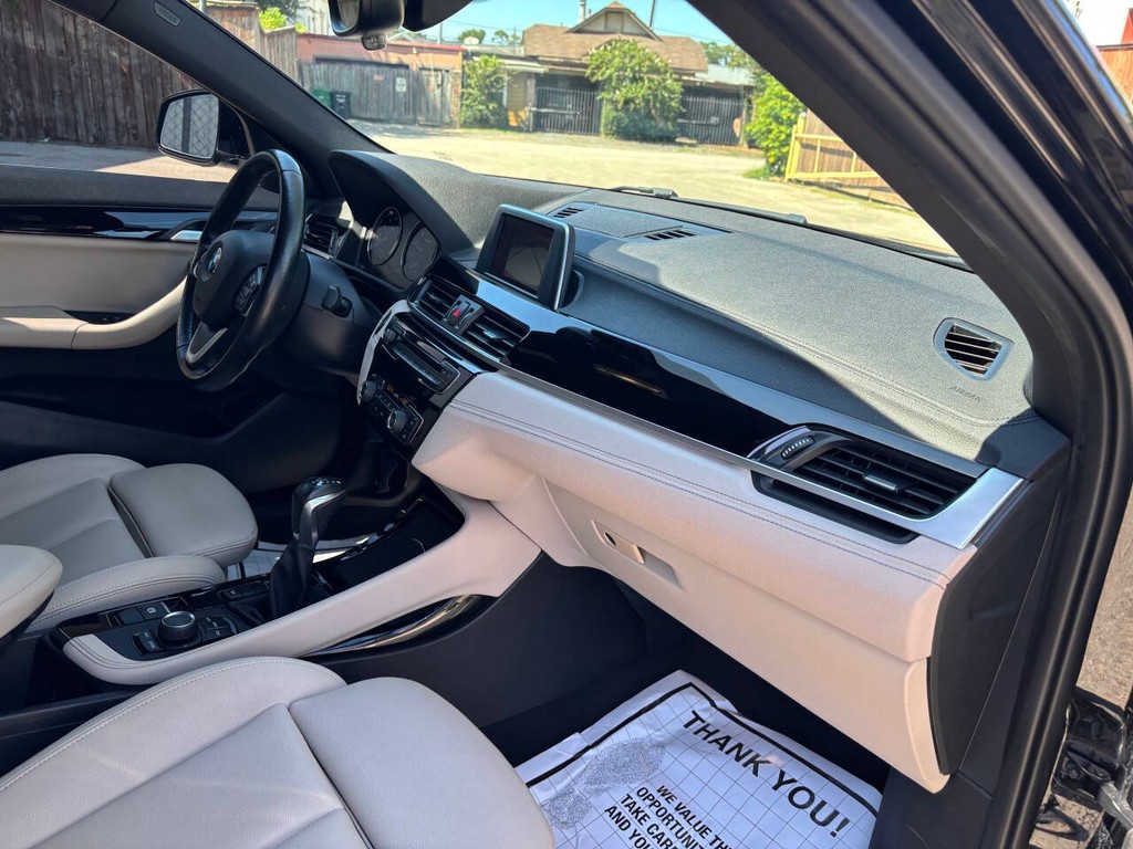 BMW X2 Vehicle Full-screen Gallery Image 11