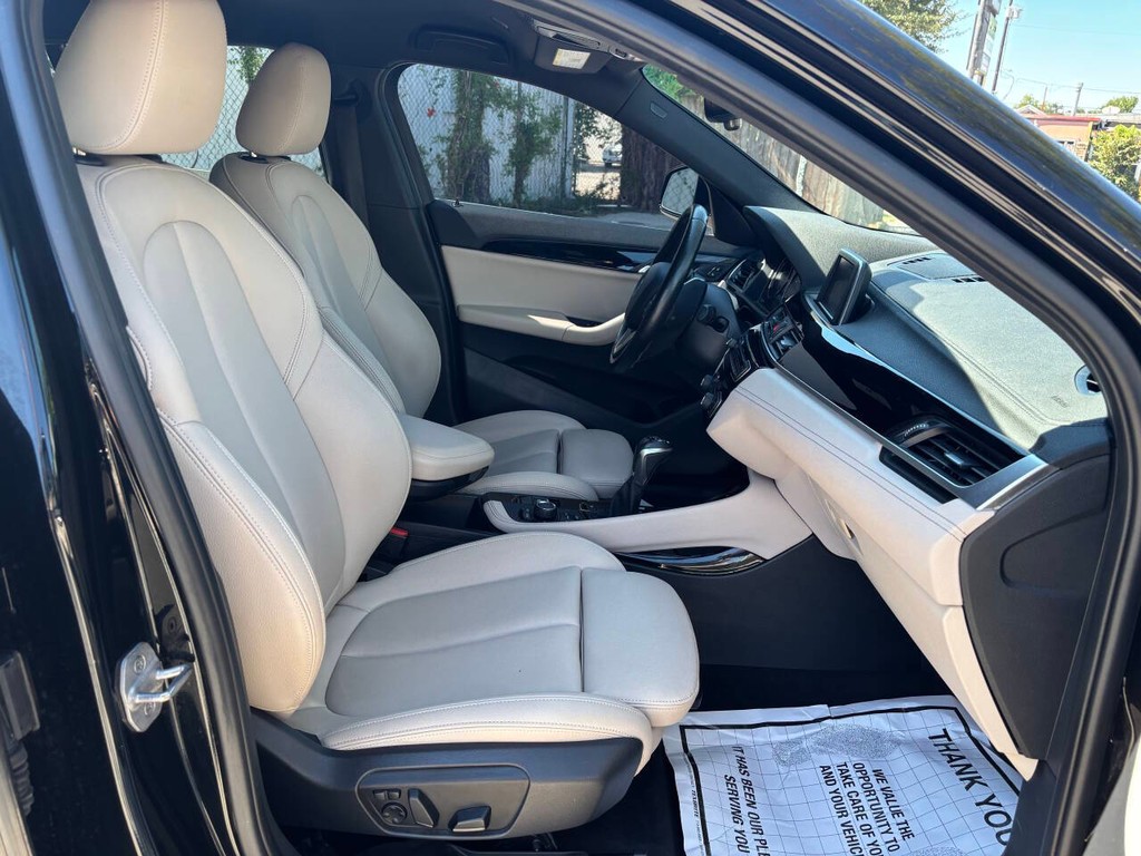 BMW X2 Vehicle Full-screen Gallery Image 12