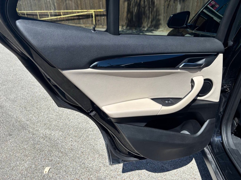 BMW X2 Vehicle Full-screen Gallery Image 15