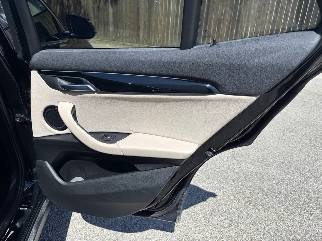 BMW X2 Vehicle Full-screen Gallery Image 17