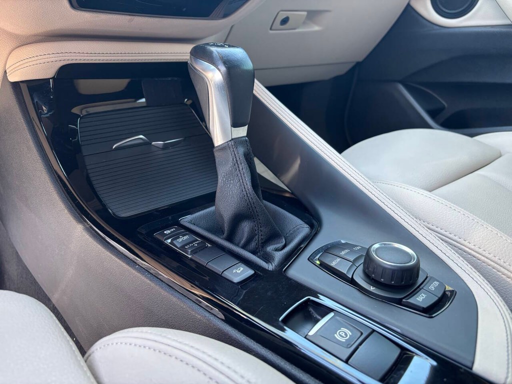 BMW X2 Vehicle Full-screen Gallery Image 22