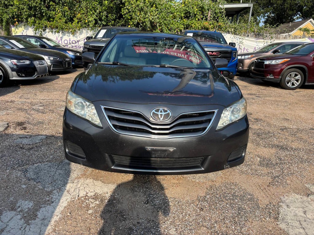 Toyota Camry Vehicle Full-screen Gallery Image 02