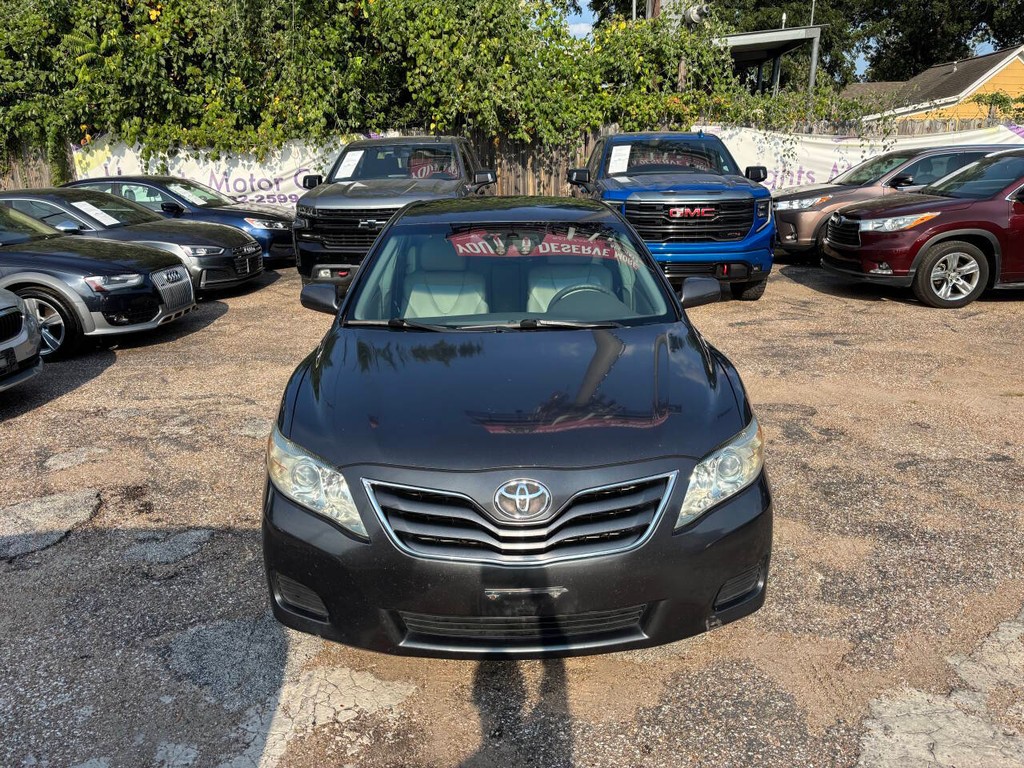 Toyota Camry Vehicle Full-screen Gallery Image 03