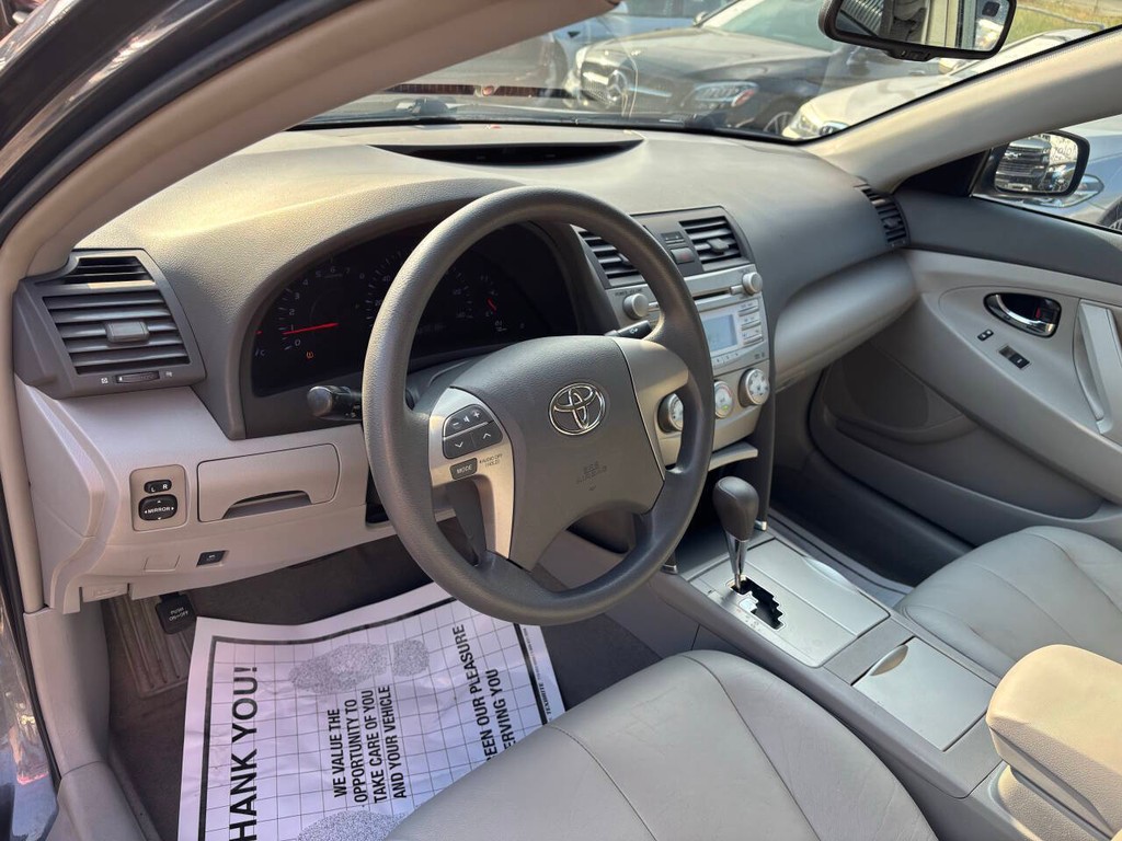 Toyota Camry Vehicle Full-screen Gallery Image 08