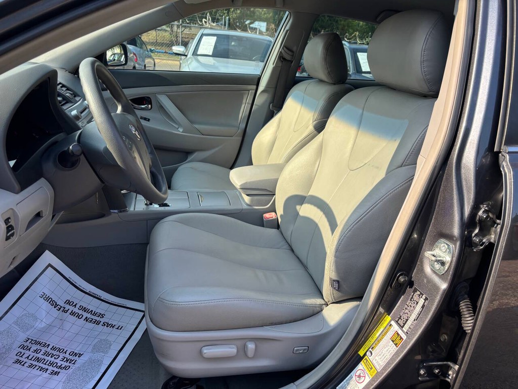 Toyota Camry Vehicle Full-screen Gallery Image 09