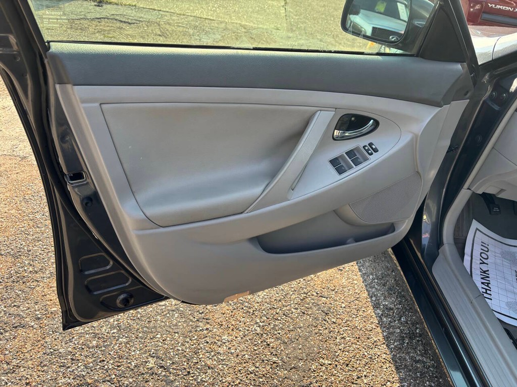 Toyota Camry Vehicle Full-screen Gallery Image 10
