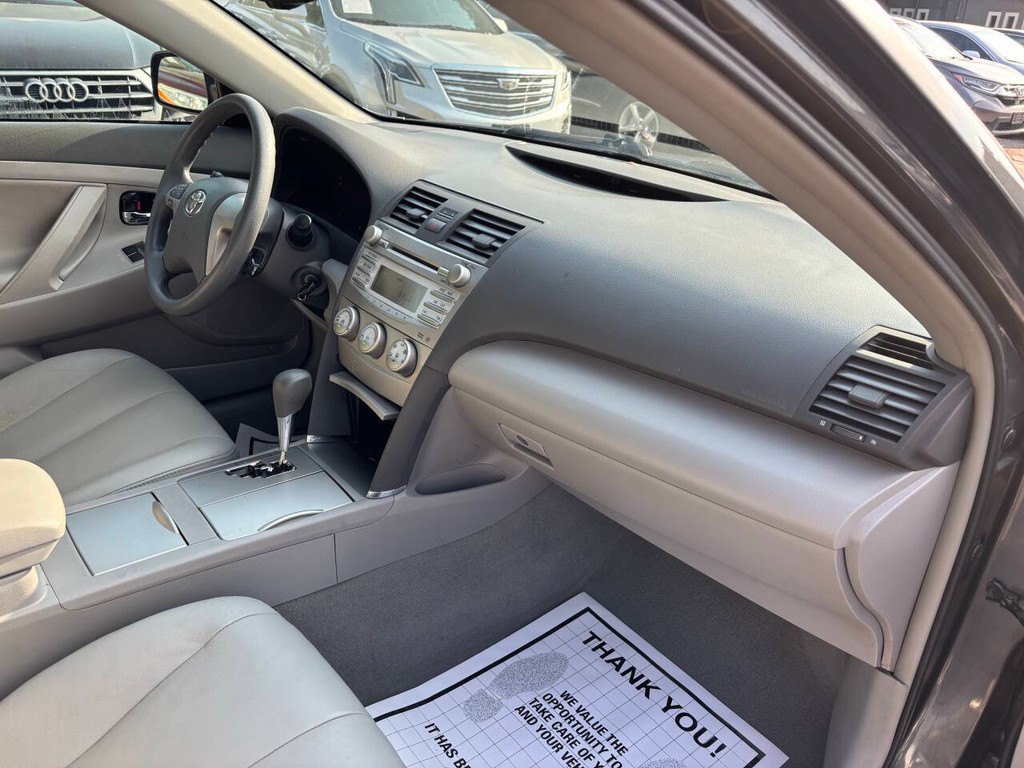 Toyota Camry Vehicle Full-screen Gallery Image 11