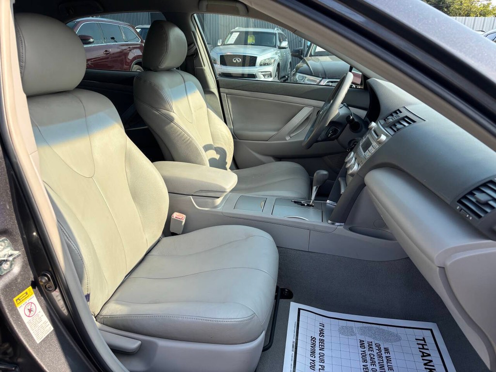 Toyota Camry Vehicle Full-screen Gallery Image 12