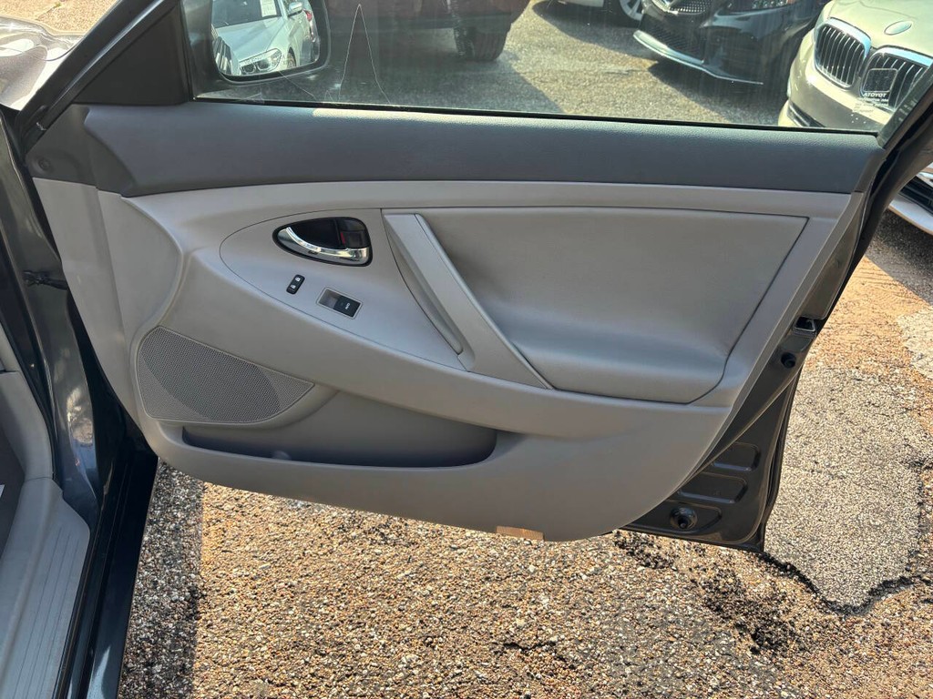 Toyota Camry Vehicle Full-screen Gallery Image 13