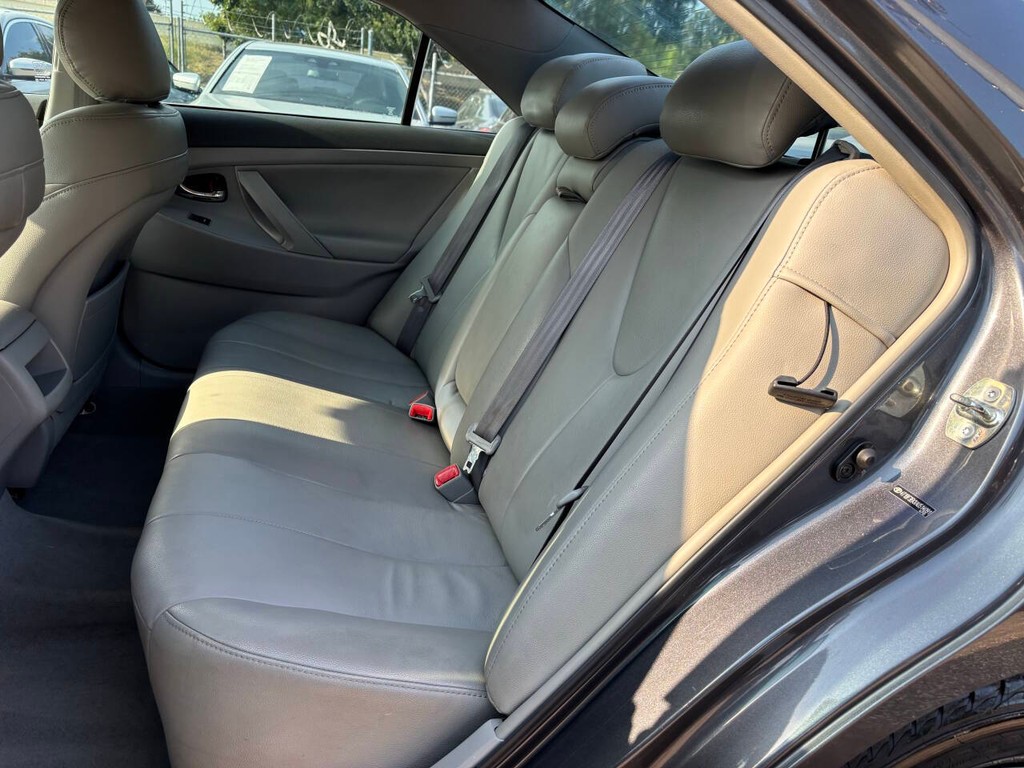 Toyota Camry Vehicle Full-screen Gallery Image 14
