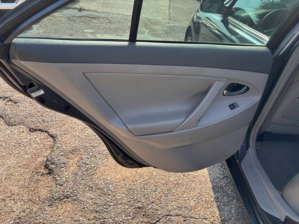 Toyota Camry Vehicle Full-screen Gallery Image 15