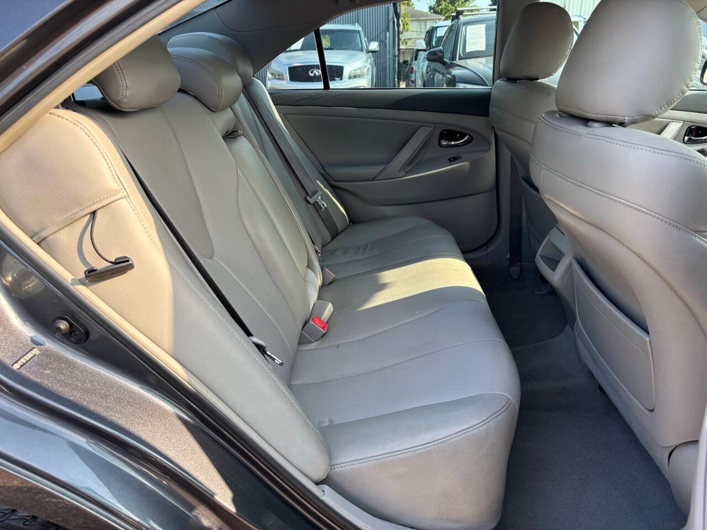Toyota Camry Vehicle Full-screen Gallery Image 16
