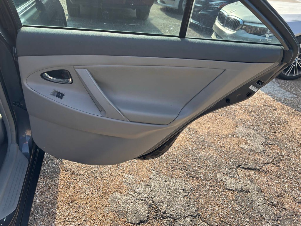 Toyota Camry Vehicle Full-screen Gallery Image 17