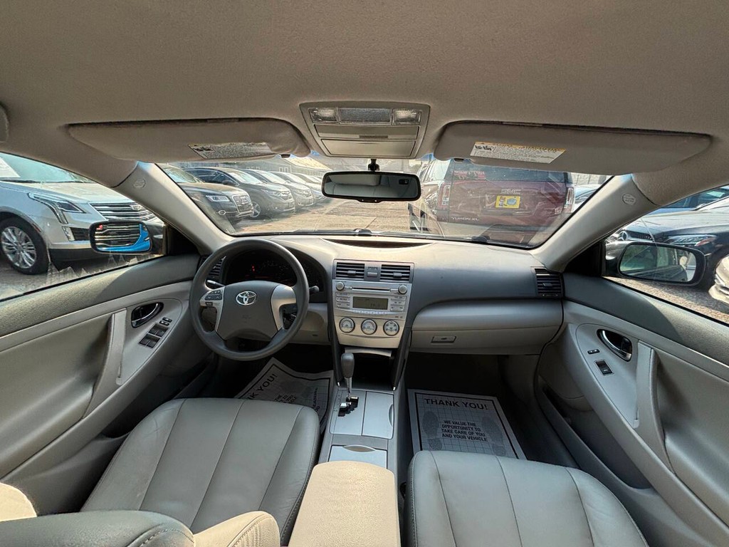 Toyota Camry Vehicle Full-screen Gallery Image 18