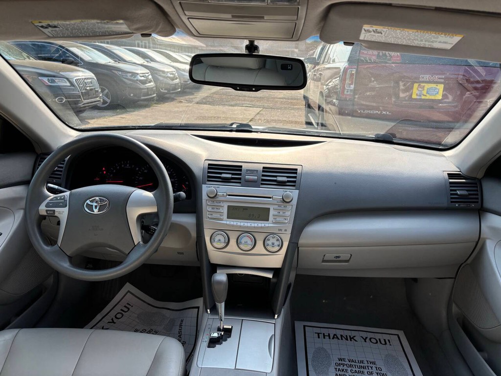 Toyota Camry Vehicle Full-screen Gallery Image 19