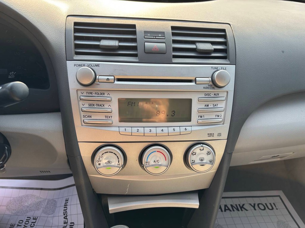 Toyota Camry Vehicle Full-screen Gallery Image 20