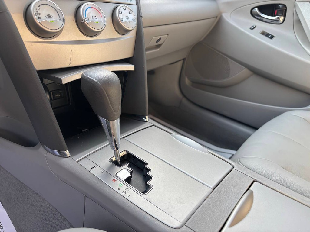 Toyota Camry Vehicle Full-screen Gallery Image 21