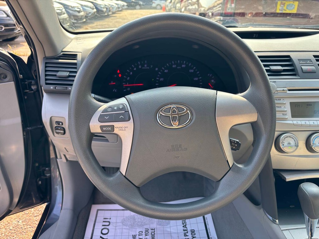 Toyota Camry Vehicle Full-screen Gallery Image 22