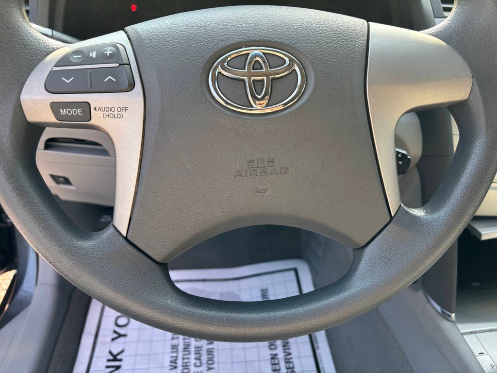 Toyota Camry Vehicle Full-screen Gallery Image 23