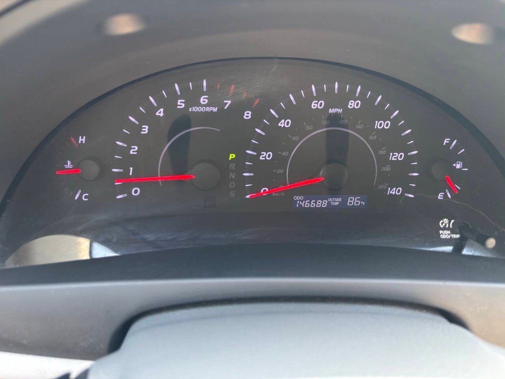Toyota Camry Vehicle Full-screen Gallery Image 24