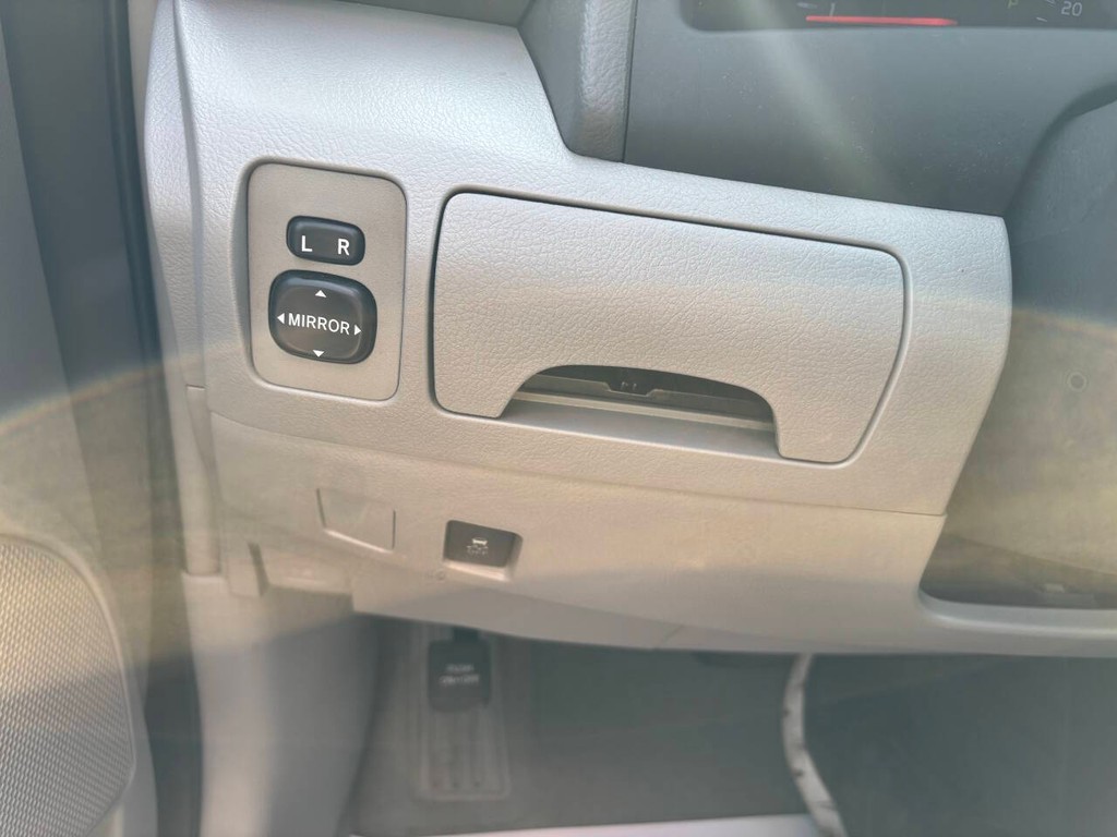 Toyota Camry Vehicle Full-screen Gallery Image 26