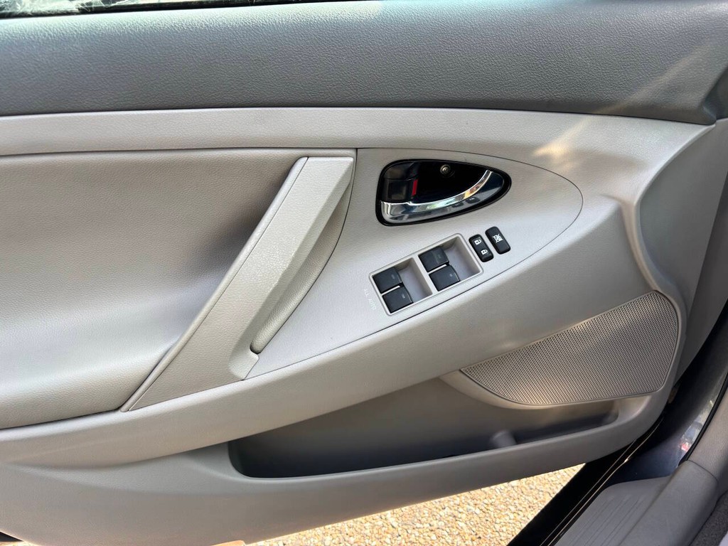 Toyota Camry Vehicle Full-screen Gallery Image 27