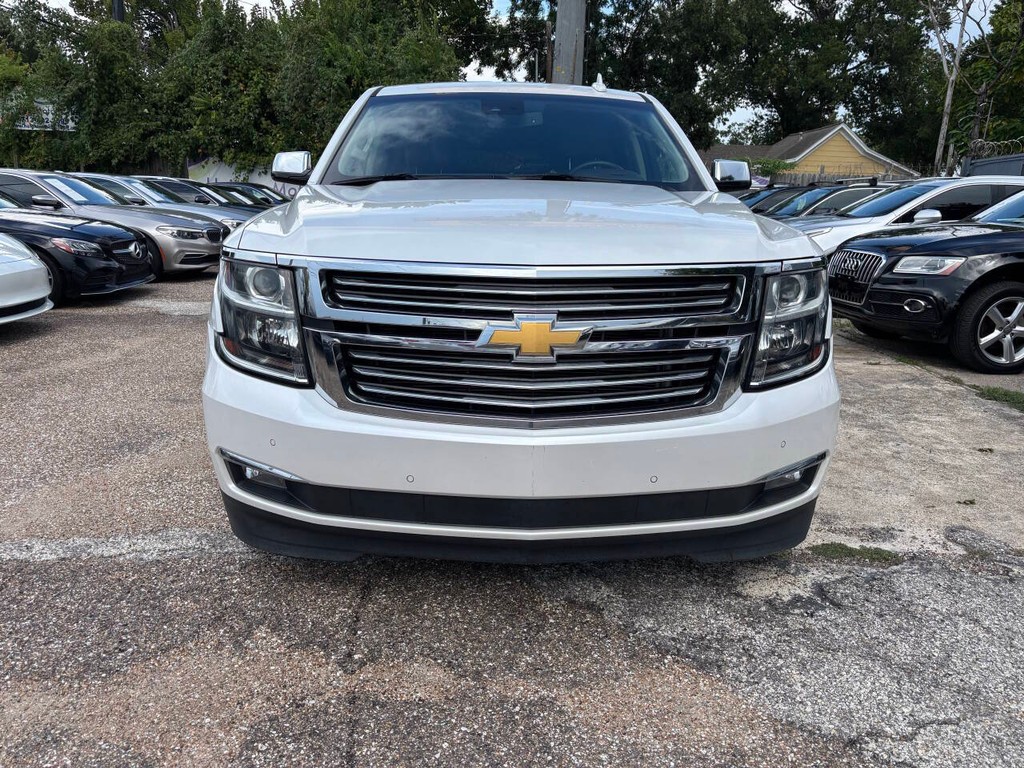 Chevrolet Suburban Vehicle Full-screen Gallery Image 03