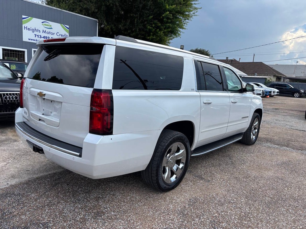 Chevrolet Suburban Vehicle Full-screen Gallery Image 07