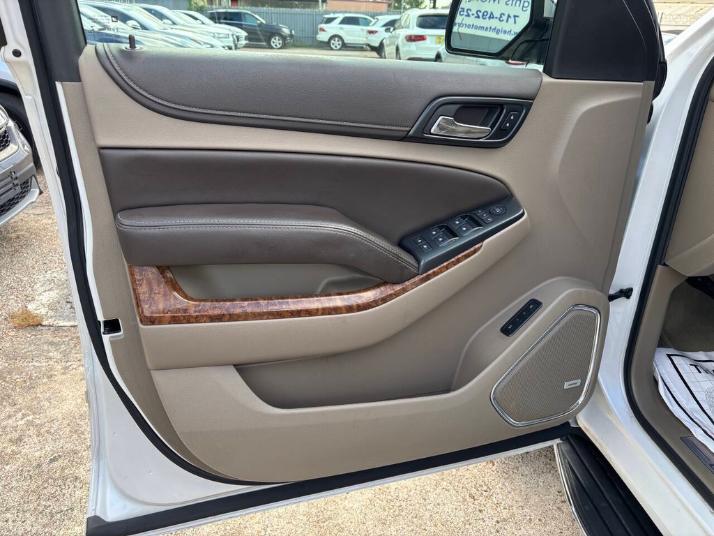 Chevrolet Suburban Vehicle Full-screen Gallery Image 10