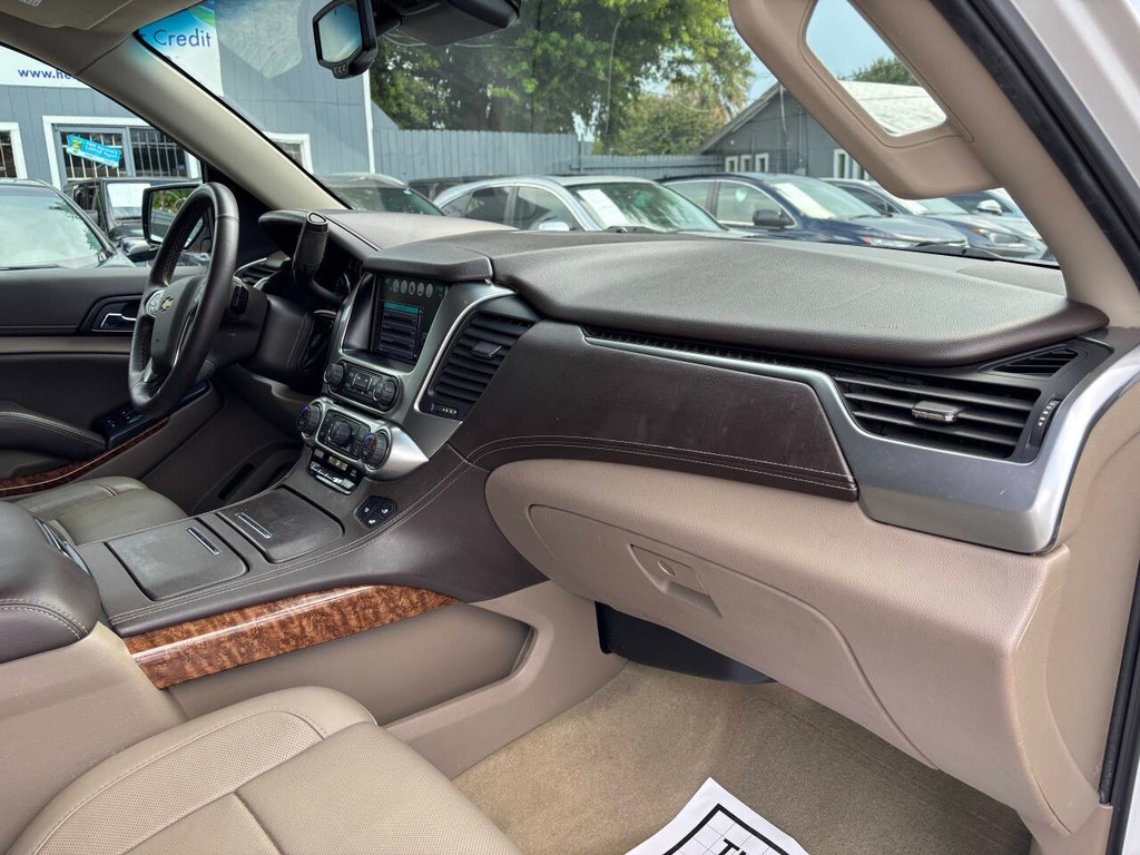 Chevrolet Suburban Vehicle Full-screen Gallery Image 11