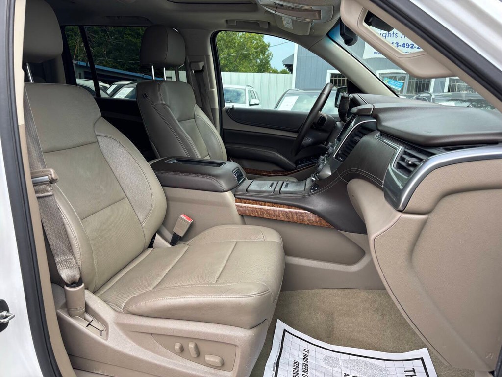 Chevrolet Suburban Vehicle Full-screen Gallery Image 12