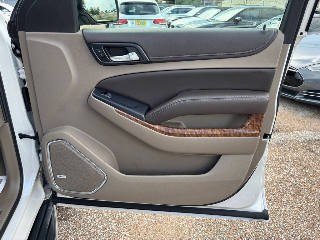 Chevrolet Suburban Vehicle Full-screen Gallery Image 13