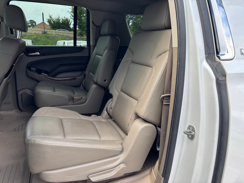 Chevrolet Suburban Vehicle Full-screen Gallery Image 14