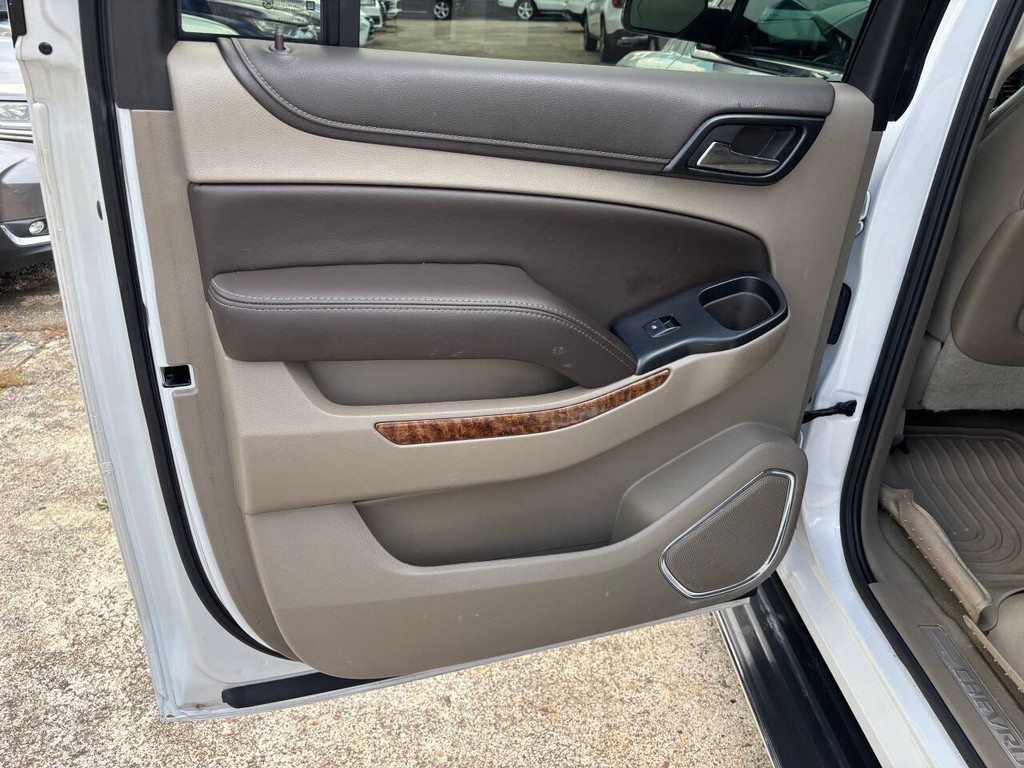 Chevrolet Suburban Vehicle Full-screen Gallery Image 15