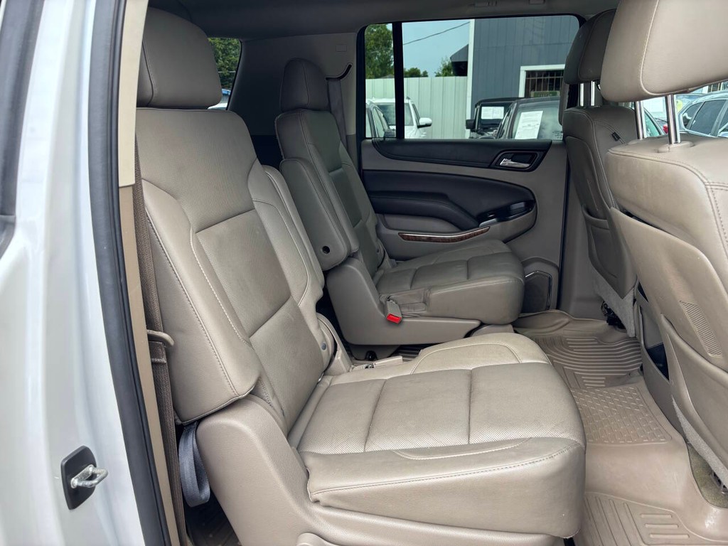 Chevrolet Suburban Vehicle Full-screen Gallery Image 16