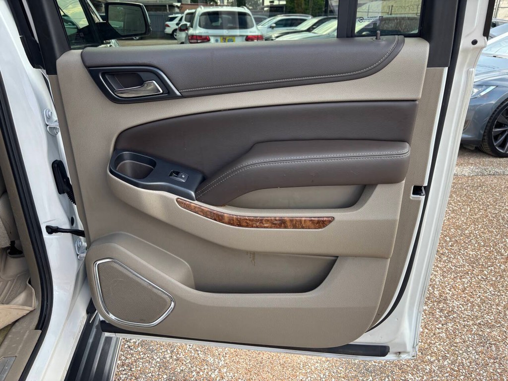 Chevrolet Suburban Vehicle Full-screen Gallery Image 17