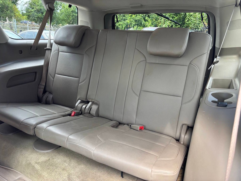 Chevrolet Suburban Vehicle Full-screen Gallery Image 18