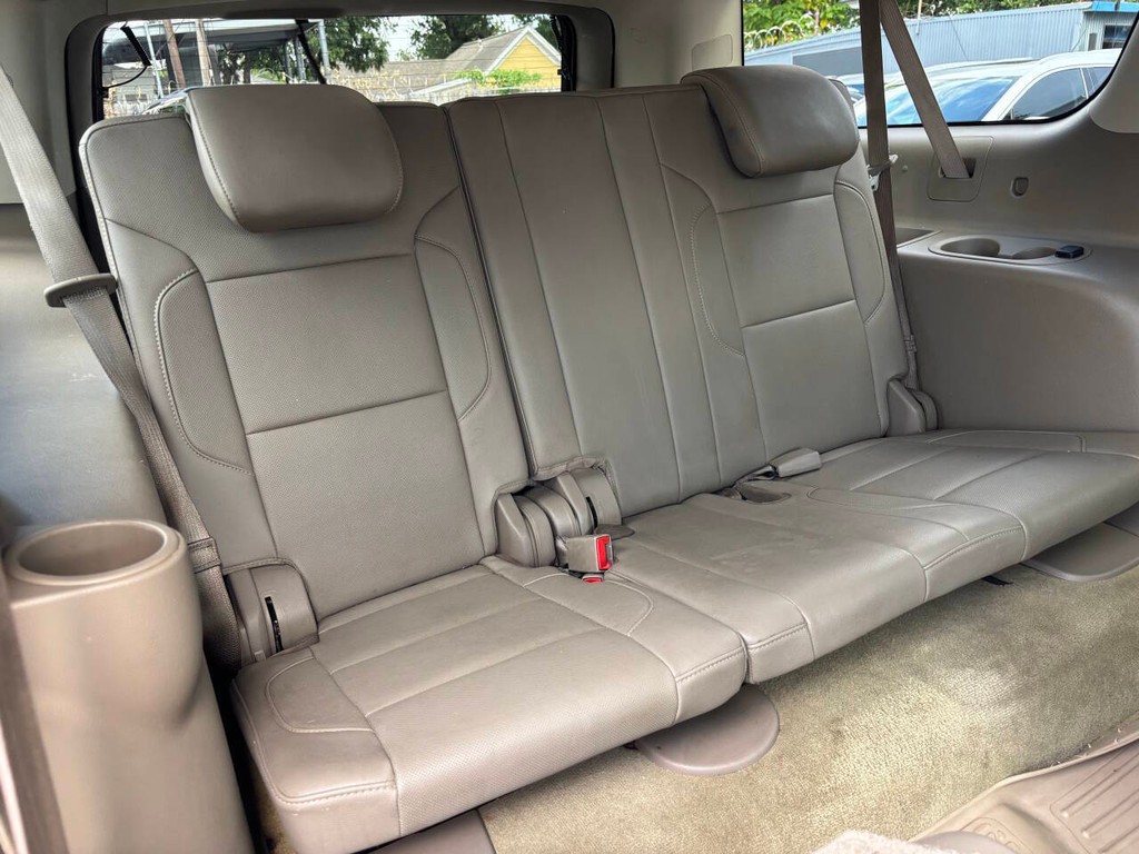 Chevrolet Suburban Vehicle Full-screen Gallery Image 19