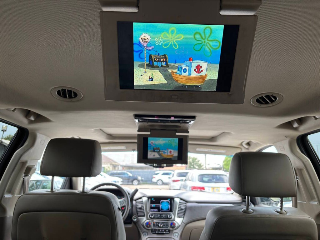 Chevrolet Suburban Vehicle Full-screen Gallery Image 20