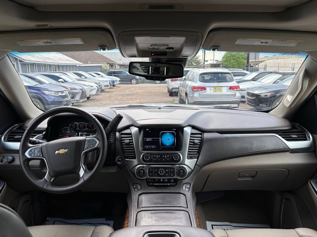 Chevrolet Suburban Vehicle Full-screen Gallery Image 22