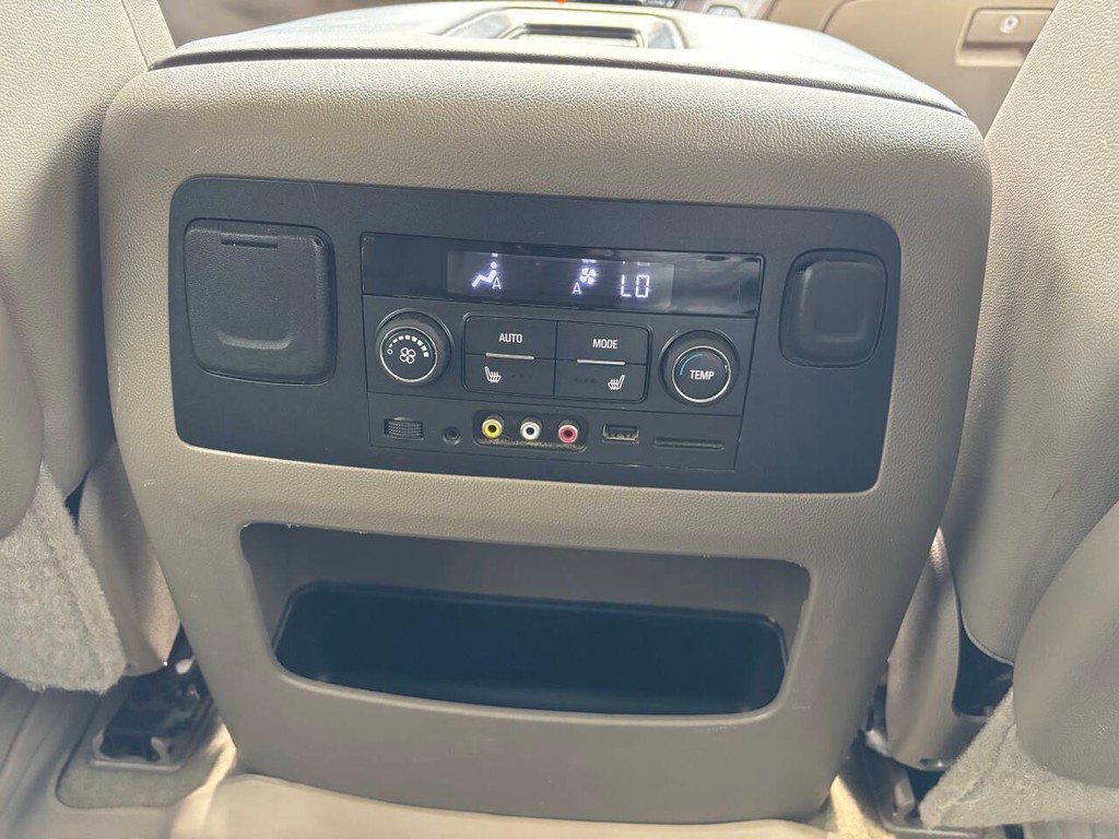 Chevrolet Suburban Vehicle Full-screen Gallery Image 23