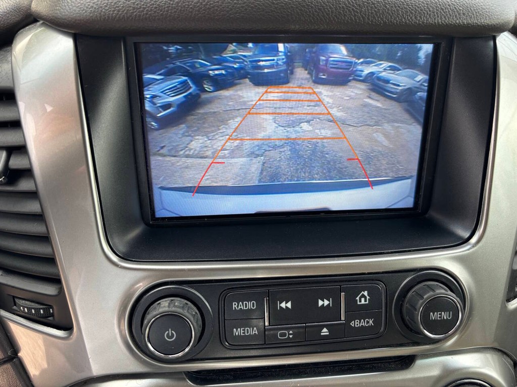 Chevrolet Suburban Vehicle Full-screen Gallery Image 25