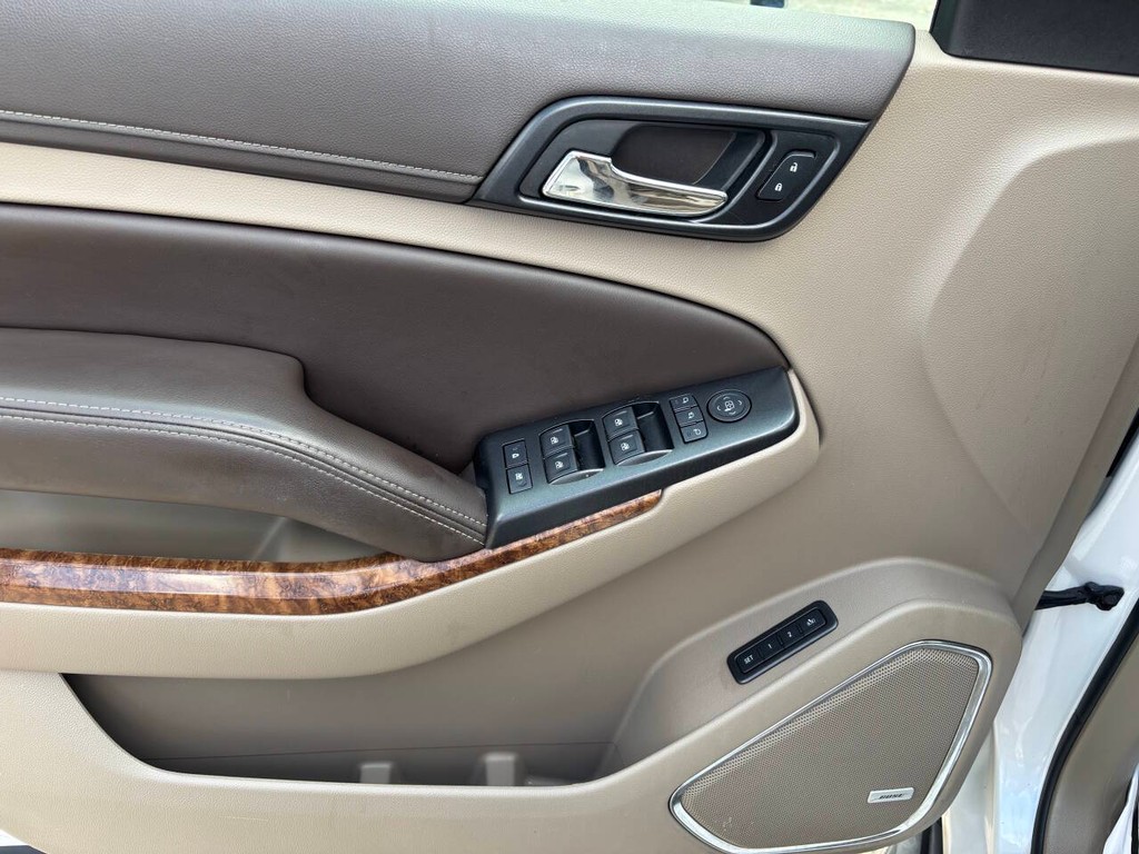 Chevrolet Suburban Vehicle Full-screen Gallery Image 28