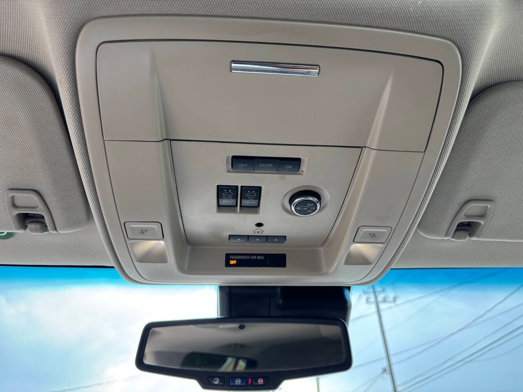 Chevrolet Suburban Vehicle Full-screen Gallery Image 29