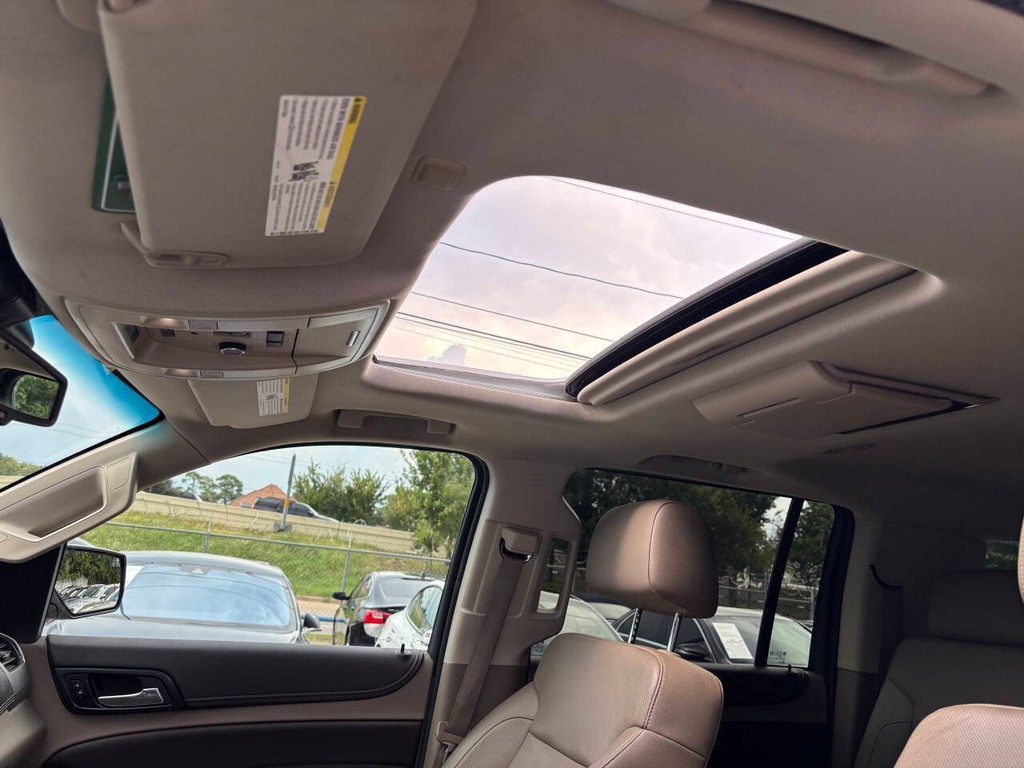 Chevrolet Suburban Vehicle Full-screen Gallery Image 30