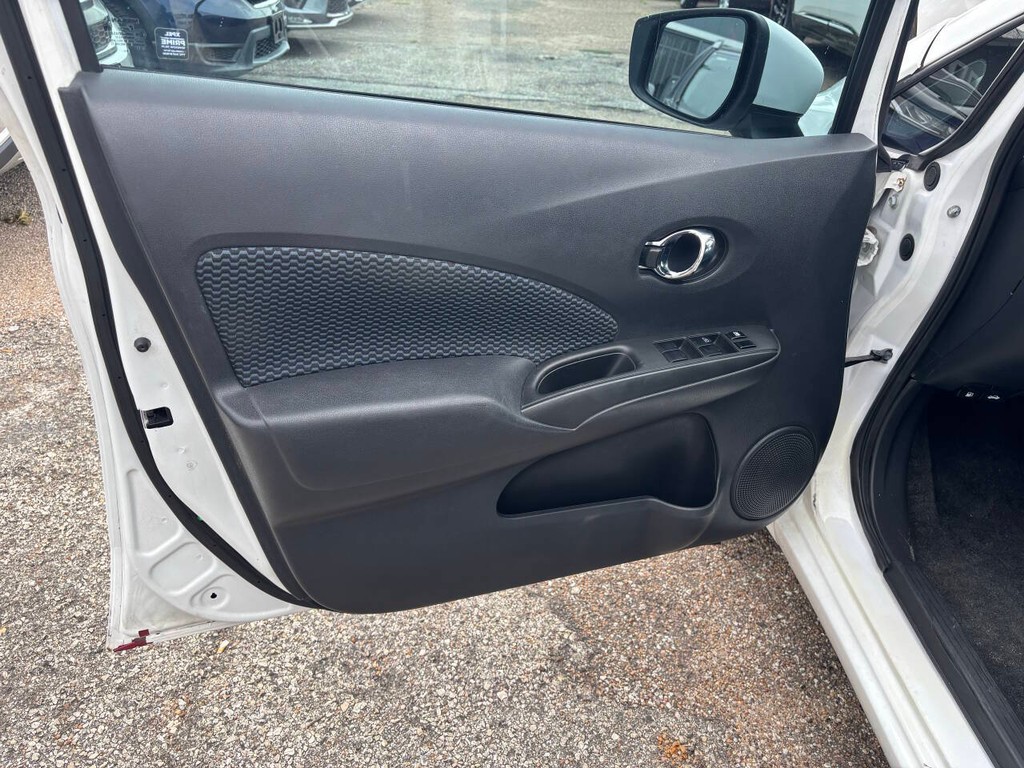 Nissan Versa Note Vehicle Full-screen Gallery Image 09