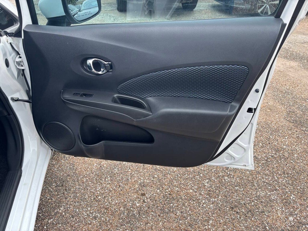 Nissan Versa Note Vehicle Full-screen Gallery Image 12