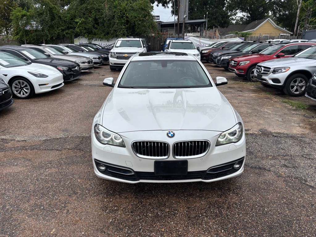 BMW 5 Series Vehicle Full-screen Gallery Image 02