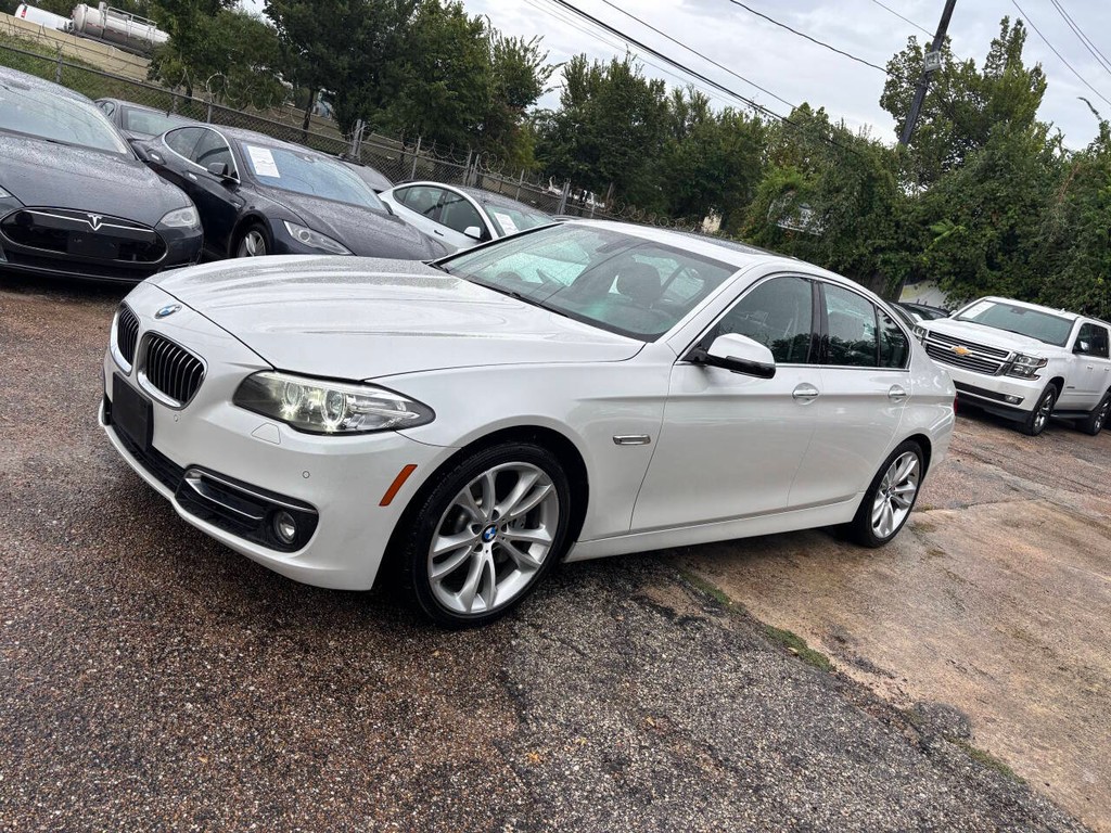 BMW 5 Series Vehicle Full-screen Gallery Image 03