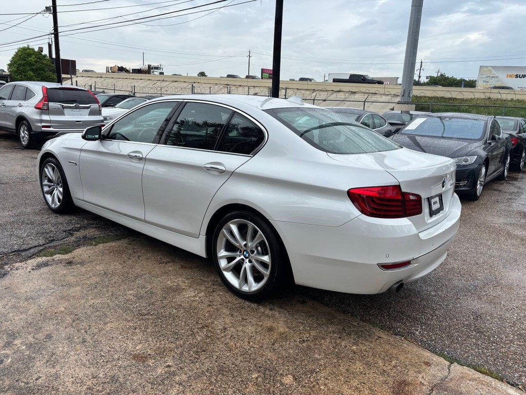 BMW 5 Series Vehicle Full-screen Gallery Image 04